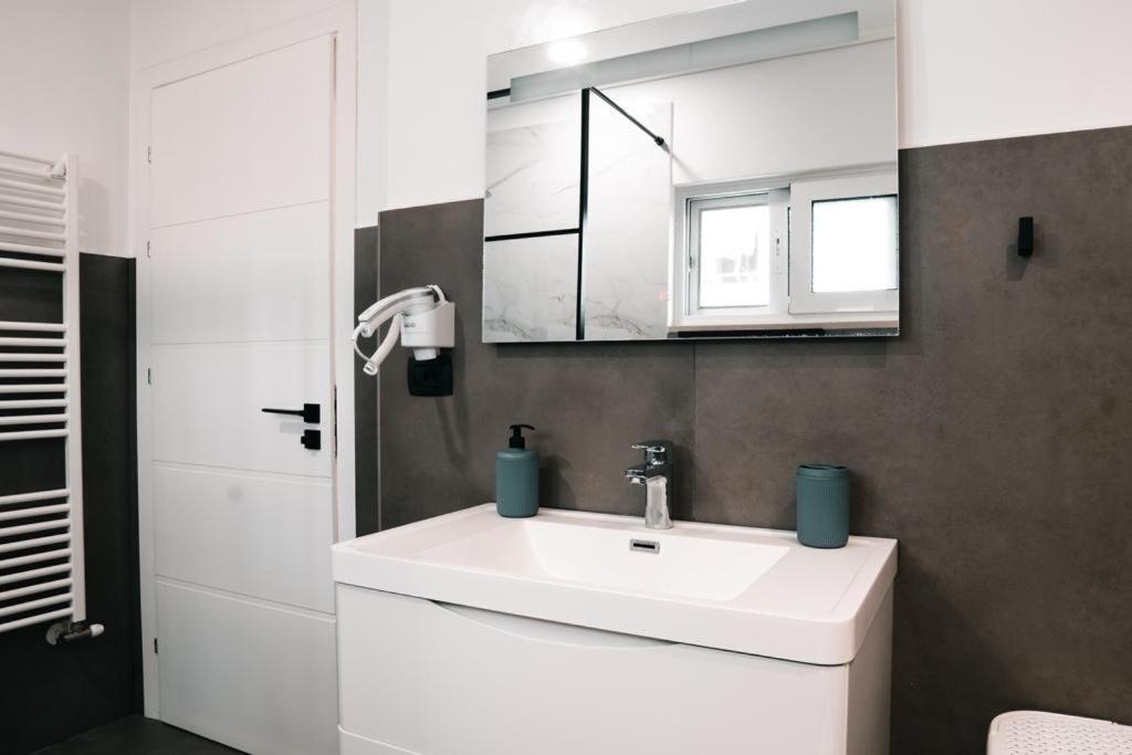 Gjirokastër Novi'S Luxury Apartment 1 מראה חיצוני תמונה